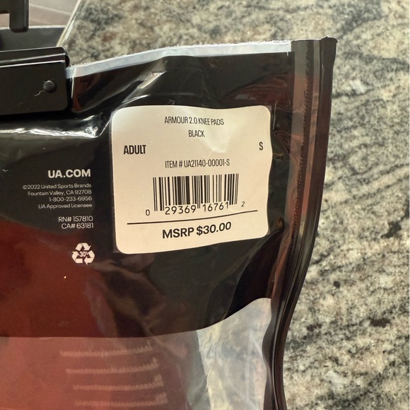 New Under Armour women’s small volleyball knee pads - Picture 2 of 3